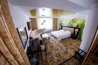 Отель Гостиница Метелица Караганда Люкс с двуспальной кроватью-1